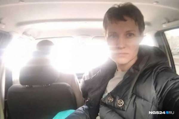 Мария Антюшева в машине по пути в отдел полиции  