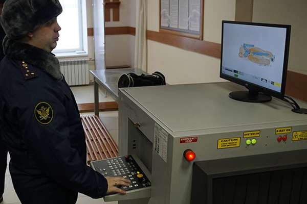 В Красноярском крае наказаны граждане, передававшие осужденным алкоголь, наркотики и телефоны