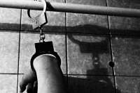 В крае сотрудники реабилитационного центра применяли к пациентам пытки и пристегивали наручниками