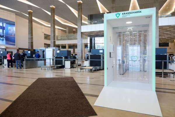 В аэропорту Красноярск появился первый в России универсальный дезинфицирующий коридор