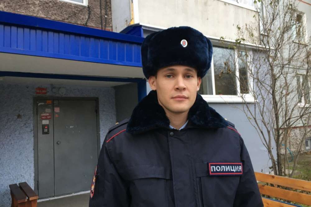 Сын участкового. Полицейский в квартире. Полиция Минусинск. Участковый полиции спас. Минусинск полицейский участок.