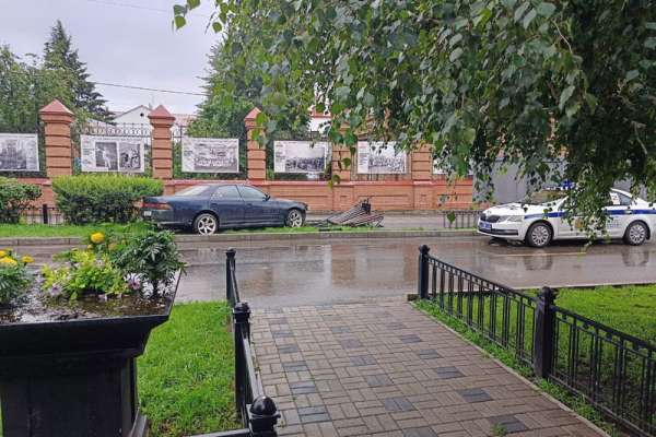 В Минусинске водитель снёс урну, скамью и ограждение возле музея им. Мартьянова