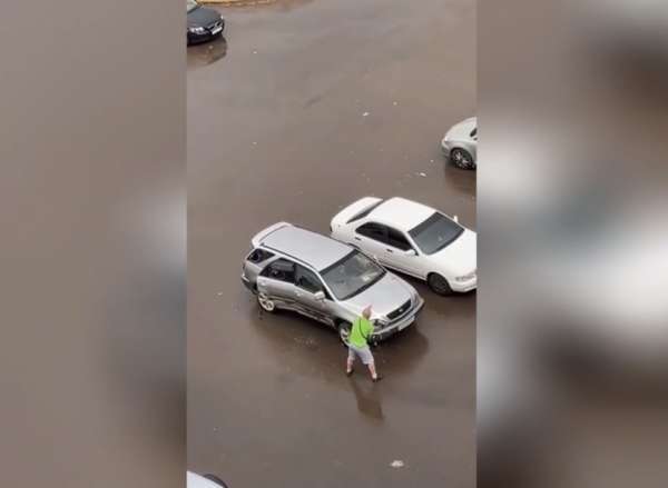 Житель Красноярска разбил кувалдой автомобиль своего должника