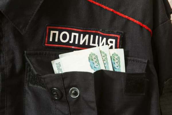 В Красноярске полицейские за деньги сообщали ритуальным конторам адреса, где умирали люди