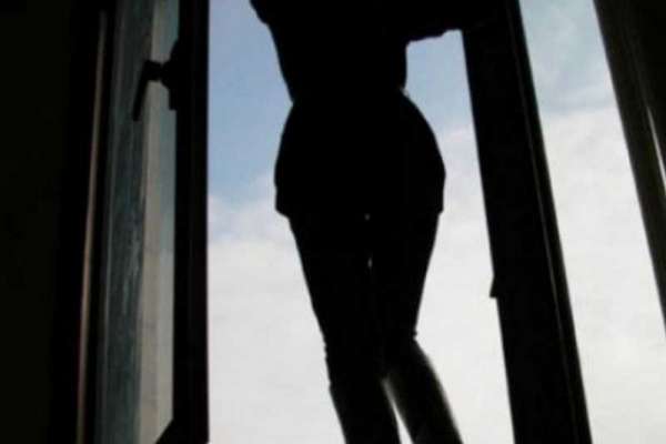 В Абакане насмерть разбилась женщина, упав с балкона