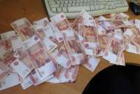 Жительница Канска нашла у пенсионера 570 тысяч рублей и заменила на билеты «Банка приколов»
