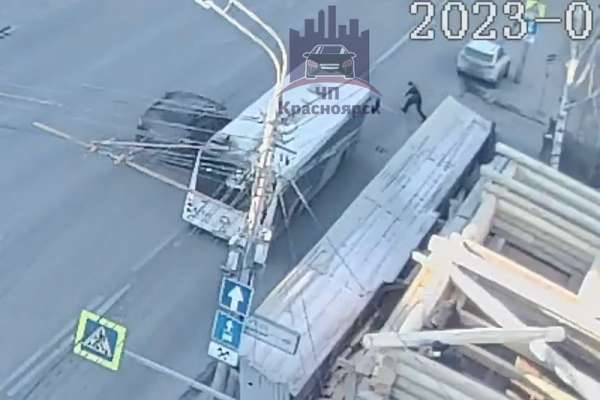 В Красноярске пешеход бросился под колёса автобуса