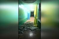 В школе Хакасии с потолка упал огромный кусок штукатурки