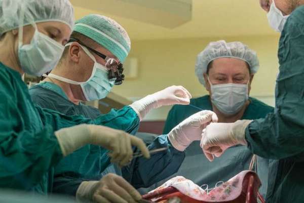 В Красноярске врачи прооперировали молодую пациентку с огромной опухолью сердца