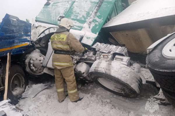  На трассе Красноярского края столкнулись четыре грузовика