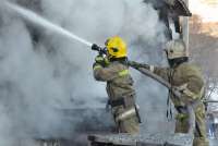 В Черногорске из горящего дома пожарные спасли четырех человек