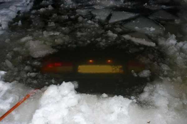 Под лед Красноярского водохранилища ушла легковая Audi
