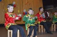 В Минусинске школьники подарили армейцам сладости и концерт