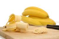Диетолог рассказал, кому запрещено есть бананы