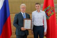 Тракторист Минусинской лесопожарной станции получил награду от губернатора края