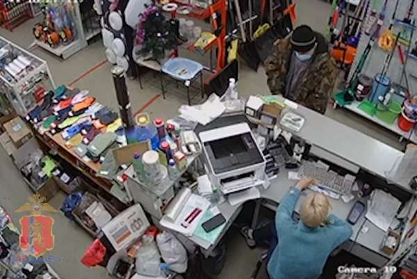 Видео с камер наблюдения магазина Минусинска помогло полицейским установить вора