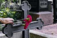 На фоне высокой смертности россияне стали экономить на похоронных услугах