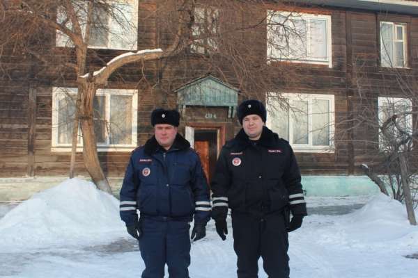 В Минусинске во время пожара инспекторы ДПС эвакуировали 12 человек