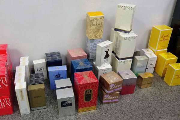 В Красноярске из магазина парфюмерии изъяли из оборота 100 флаконов нелегальных духов