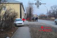 Жительница Черногорска врезалась на автомобиле в стену дома