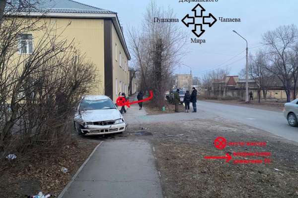 Жительница Черногорска врезалась на автомобиле в стену дома