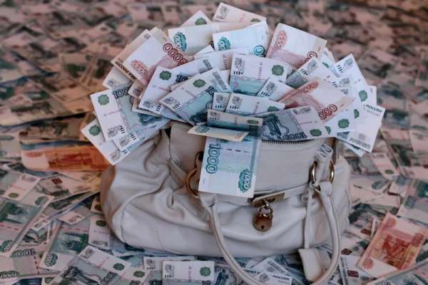 В Ачинске директор турфирмы похитила у клиентов около 1 млн рублей