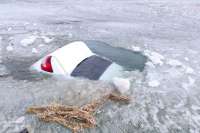 На Красноярском водохранилище провалилась под лёд машина, погибла женщина