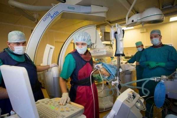 Рентгенхирурги кардиоцентра Красноярска провели сложнейшие операции трем подросткам и пожилому пациенту
