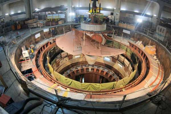 На Майнской ГЭС установили рабочее колесо нового гидроагрегата российского производства