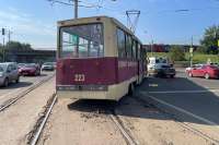 В Красноярске трамвай сошел с рельсов и врезался в автомобиль  