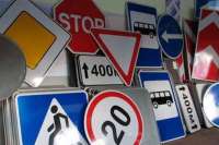 Дорожные знаки заменят по всей стране