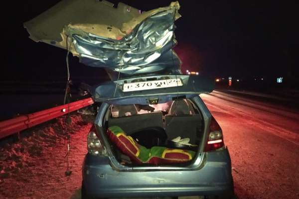 Под Красноярском легковушка залетела под грузовик: погибли двое детей