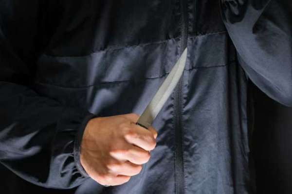 В Красноярске рецидивист с ножом похитил телефон и попросил вызвать полицию