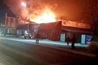 В Курагино огонь уничтожил популярный продуктовый магазин