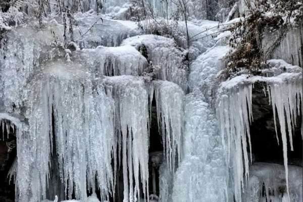 Ледяной водопад в Минусинском районе набирает популярность среди туристов