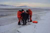 На Красноярском водохранилище под рыбаком раскрошилась льдина