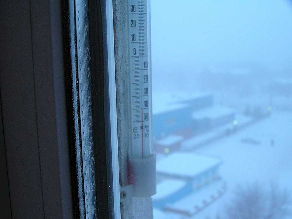Ниже 25 градусов. Термометр ТБ 202. Термометр на окно. Термометр на окне зимой. Термометр за окном.