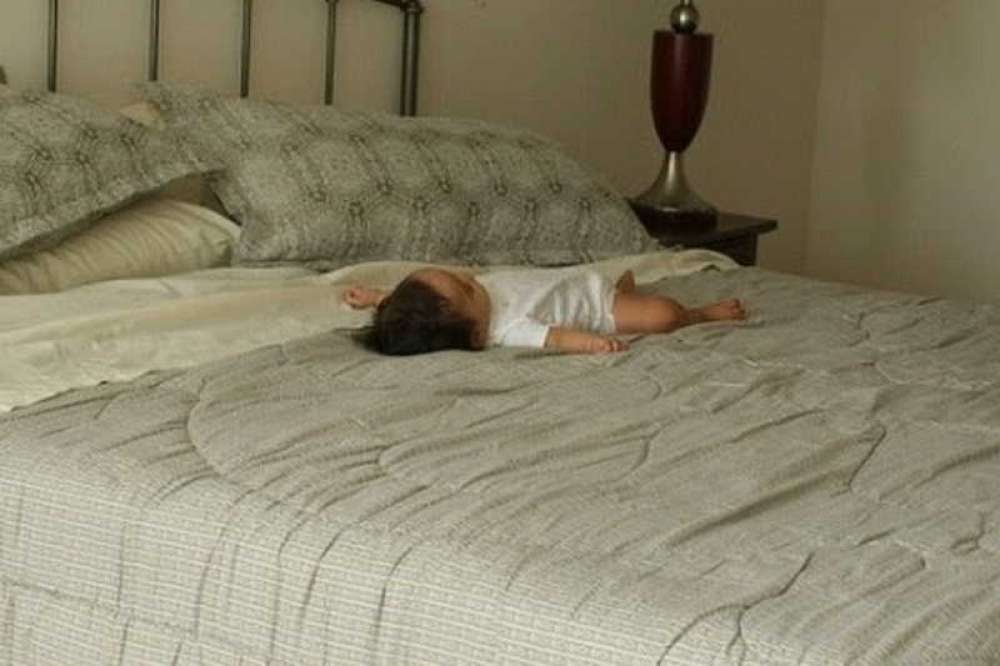 Упала на постель. Кровать для детей. Связанные дети на кровати. Сваливается с кровати.