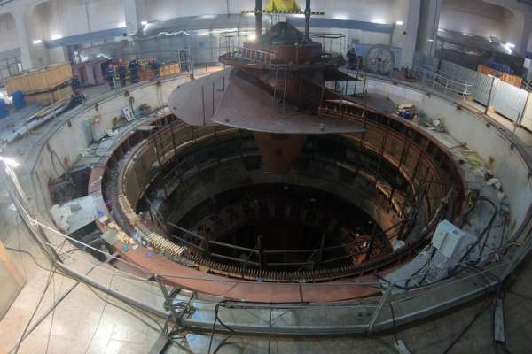 На Майнской ГЭС установили рабочее колесо турбины нового гидроагрегата