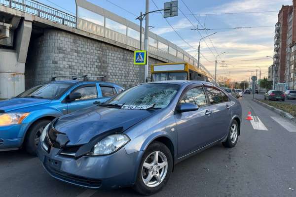 В Красноярске на пешеходном переходе водитель сбил троих подростков